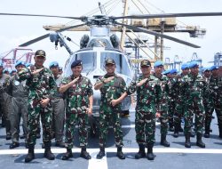 DANPUSPENERBAL SEMATKAN BREVET KEHORMATAN PENERBANGAN KEPADA PANGKOLINLAMIL