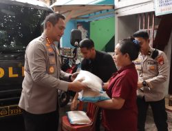 Bersama Vihara Dharma Bakti, Polres Metro Jakarta Barat Salurkan Bantuan Sosial di Tamansari