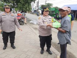 Tebar Kebaikan Kapolsek Bekasi Utara Berbagi 100 Nasi Kotak