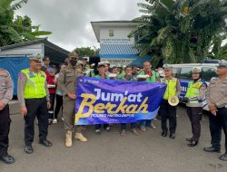 TEBAR KEBAIKAN DAN KEPEDULIAN SAAT RAMADHAN, SATLANTAS PORLES METRO DEPOK BERBAGI TAKJIL RAMADHAN SAMBIL MEMBERI IMBAUAN