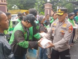 Polres Metro Jaksel Bagikan Sembako Ke Ojol dan Anak Yatim di Bulan Ramadhan