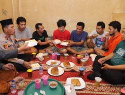 Buka Bersama Para Tahanan, Kapolsek Mampang : “Jauhi Hal Negatif”