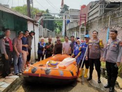 Kapolsek Bojongsari dan Anggota Polsek Bersama Team Tagana Beraksi di Lokasi Banjir