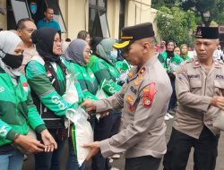 Polisi Bagi-bagi Sembako ke Ojol hingga Disabilitas di Jakarta Selatan