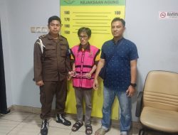 Tim Penyidik Menahan Tersangka RD Selaku Direktur PT SMIP dalam Perkara Impor Gula PT SMIP