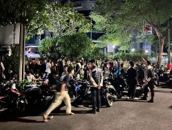 Tim Patroli Perintis Polres Metro Jakarta Barat Bubarkan Konvoi Sahur On The Road