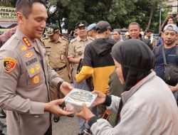 Operasi Ketupat Jaya 2024 Polrestro Jakbar Bersama 3 Pilar Berbagi Takjil Kepada Pemudik