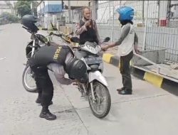 Tim Patroli Perintis Presisi Polres Pelabuhan Tanjung Priok membantu Pengendara Sepeda Motor yang mogok