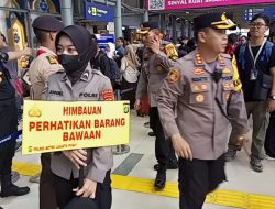 Kapolrestro Jakpus Pantau dan Berikan Himbauan Kepada Pemudik Yang Masih Mengalir di Stasiun Senen
