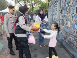 Kapolres Dan Polwan Jakut Bagi Boneka ke Pengunjung Anak di Ancol