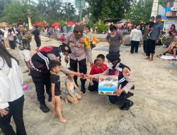 Setelah Boneka, Kini Polisi Bagi Mobil Mainan ke Pengunjung Anak Laki-laki di Ancol