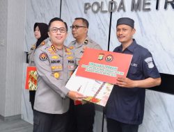 Kabid Humas Polda Metro Jaya Beri Penghargaan Kepada Kasi Humas Dan Personel Berprestasi
