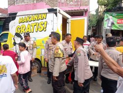 Bentuk Kepedulian Sesama, Polrestro Jaktim Bagikan 300 Paket Nasi Box Kepada Warga Yang membutuhkan