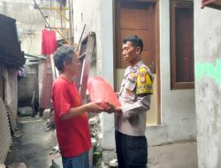 Ringankan Beban Masyarakat, Bhabinkamtibmas Polsek Cakung Beri Bantuan Gula dan Beras