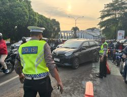 Sigap !! Personel Sat Lantas Polrestro Depok Bersihkan Tumpahan Oli Yang Bahayakan Pengguna Jalan