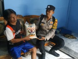 Bentuk kepedulian Bhabinkamtibmas Polsek Jatinegara Bagikan Beras Kepada Warga Kurang Mampu