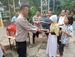 Polisi Bagikan Ratusan Nasi Box Kepada Warga Slum Area