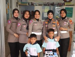 Jalin Kepedulian Sesama, Polwan Polres Metro Depok Berbagi Kepada Ananda Gibran