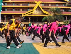 Jalin Silaturahmi dan Kekeluargaan, Kapolrestro Jaktim Beserta Bhayangkari Gelar Olahraga Bersama