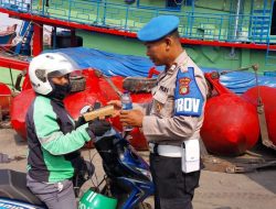 Jum’at Barokah Polsek Kawasan Muara Baru Berbagi Makanan Siap Santap di Pelabuhan Muara Baru