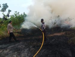 Bhabinkamtibmas Pulau Pari Bantu Damkar Padamkan Kebakaran Lahan Ilalang di Pantai Perawan
