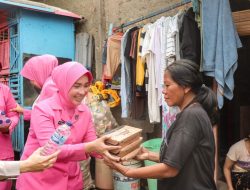 Kapolres Metro Jakarta Timur, Bhayangkari Dan Polwan Bagikan Nasi Gratis Kepada Warga Slum Area