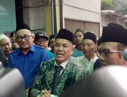 Hotman Paris Bersama Tim Hotman 911 HWG Salurkan Hewan Qurban Satu Ekor Sapi Limosin ke Masjid Diinul Qoyyimah