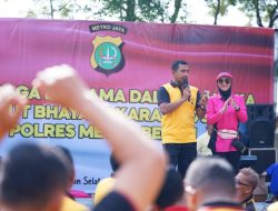 Kapolres Metro Bekasi Gelar Olahraga Bersama Dan Berikan Doorprize Sambut HUT Bhayangkara ke-78