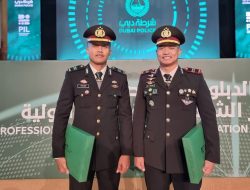 Kapolri Beri Dua Anggotanya Pin Emas Atas Prestasi Saat Pendidikan di UEA