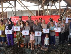 Menyambut HUT Bhayangkara ke-78, Polri Berikan Bansos Paket Sembako Kepada Nelayan Muara Angke