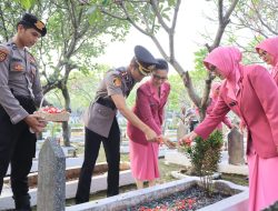 Kenang Jasa Pahlawan Jelang HUT Bhayangkara ke-78 Polrestro Bekasi Kota Ziarah dan Tabur Bunga