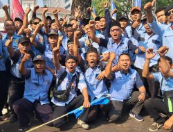 Komunikasi Laskar Biru (FKLB), Melakukan aksi unjuk rasa di depan balaikota Jakarta