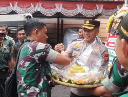 Koramil 04 Kebayoran Lama Berikan Kejutan Tumpeng Ke Polsek Pesanggrahan Di Hari Bhayangkara Ke-78