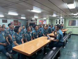 BERIKAN JAM KOMANDAN, KOMANDAN KRI BJM-592 TEKANKAN AKAN PENTINGNYA KEPEDULIAN LINGKUNGAN KERJA DAN HINDARI JUDI ONLINE