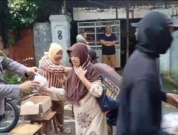 Pembagian Nasi Bungkus Kepada Warga kurang Mampu