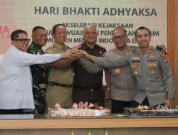 Kapolres dan Forkopimko Jakut Beri Surprise Hari Bakti Adhyaksa ke-64 di Kejari