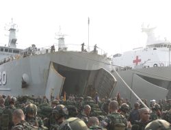 TIBA DI KOLINLAMIL, KRI TELUK BINTUNI-520 LAKSANAKAN DEBARKASI PRAJURIT LATPRATUGAS OPS TRISULA JAYA-24