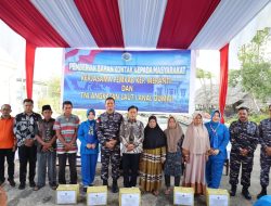 Kunker Ke Kabupaten Meranti, Danlanal Dumai Serahkan Ratusan Bahan Kontak Sembako Kepada Masyarakat Pesisir di Desa Insit