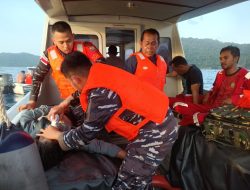 Lanal Tarempa Laksanakan Evakuasi Korban Kapal Tenggelam di Perairan Tarempa