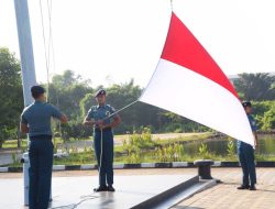 Usai Upacara Bendera, Tim Diskes Lantamal XII Bagikan Masker Kepada Prajurit dan PNS Lantamal XII
