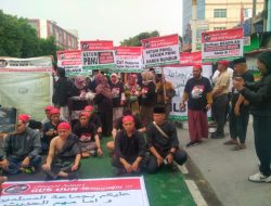 ALIANSI SANTRI GUS DUR MENGGUGAT Unjuk Rasa di Depan Kantor PBNU