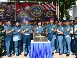 Komandan Lanal Bandung Tandatangani Prasasti Dalam Rangka Peresmian Motto Lanal Bandung