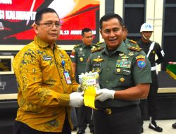 Kadiskum Lantamal XII Hadiri Acara Penyerahan Narkotika Jenis Sabu-Sabu Oleh Satgas Pamtas Yonzipur 5/ ABW dan Kogaspamwiltas Darat XII/Tpr