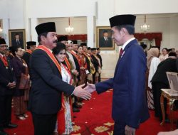 Menko Polhukam Hadi Tjahjanto Terima Tanda Kehormatan Anugerah Bintang Mahaputera Adipradana