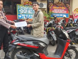 Unit Reskrim Polsek Ciledug Mengembalikan Sepeda Motor Yang Telah Hilang Kepada Pelapor