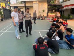Polisi Amankan Puluhan Pelajar dalam penyekatan massa demo yang mengarah ke DPR/MPR RI di Cakung