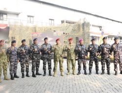 DANLANTAMAL I HADIRI UPACARA TRADISI PENYEMATAN BREVET KEHORMATAN ‘’MANUSIA KATAK’’ KEPADA DANKODIKLATAL DAN PANGKOARMADA I