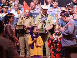 Kapolri dan Ketua Bhayangkari Sapa Dua Anak Pemenang Lomba Setapak Perubahan