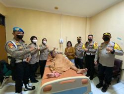 Kapolres Metro Jakarta Timur jenguk Anggota Brimob yang terluka karena tersiram air keras saat amankan tawuran di Bassura