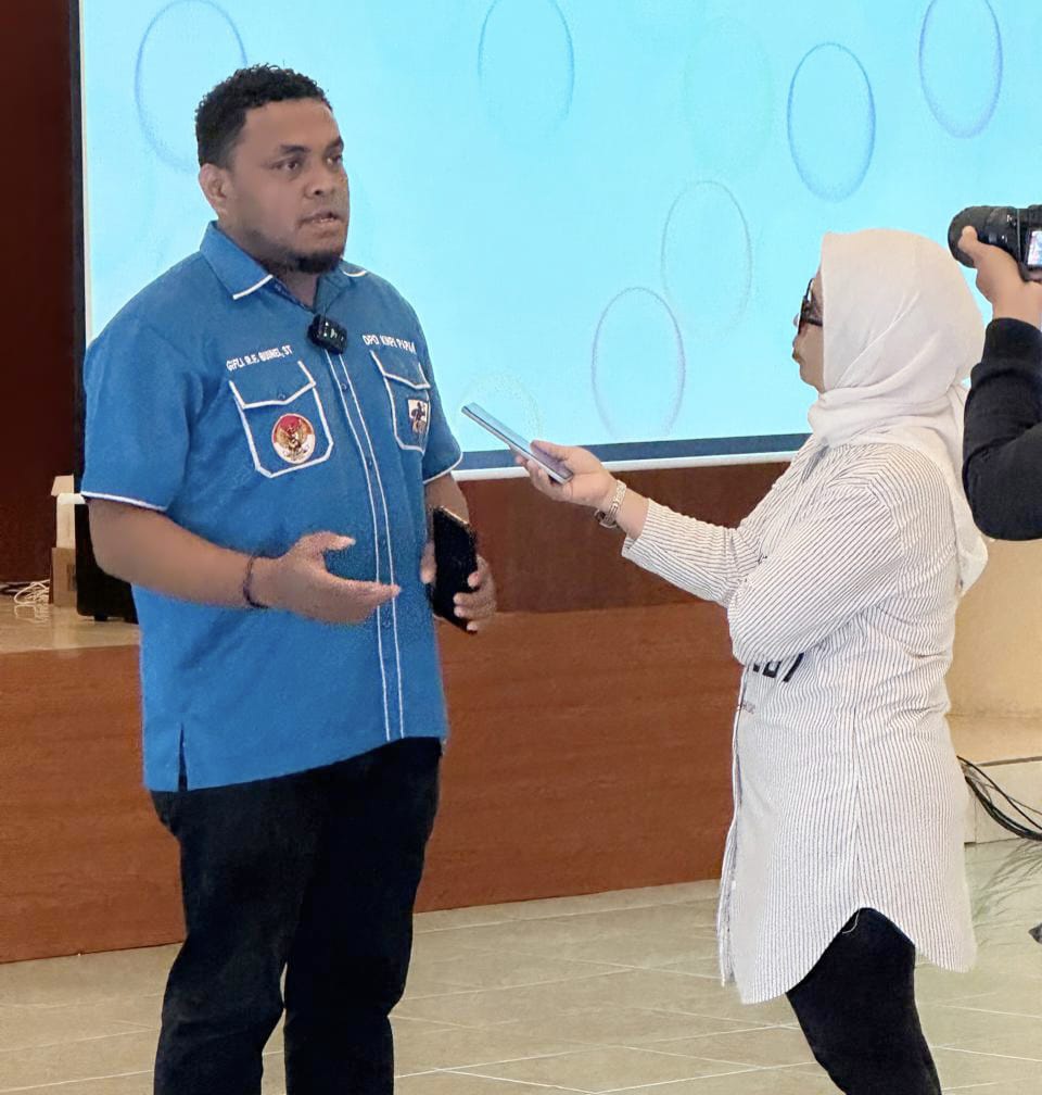 Sekretaris KNPI Papua Gifli Buinei saat wawancara dengan awak media